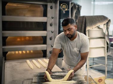 NYT: Tharshan Selvarajah, ganador del "Gran Premio de la Baguette Tradicional Francesa", en su panadería.