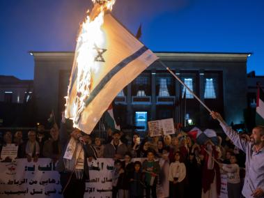 Protestantes queman una bandera de Israel en Marruecos.