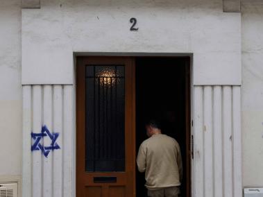 NYT: Francia ve una creciente ola de antisemitismo. Un edificio en París pintado con estrellas de David el mes pasado.