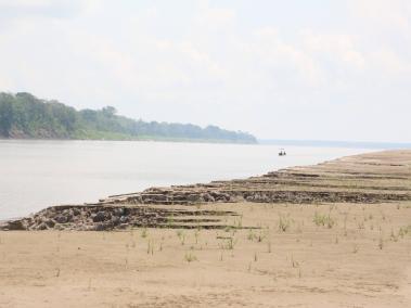 La sequía prolongada en el Amazonas provocó el descenso del caudal en los ríos y la aparición de terrenos áridos en partes donde antes estaban cubiertas por agua.