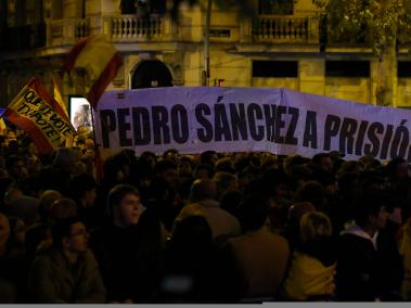 Protesta contra las negociaciones del gobierno para conceder una amnistía a los independentistas catalanes.
