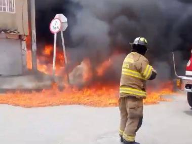 Personal del Cuerpo de Bomberos de Bogotá combate las llamas.