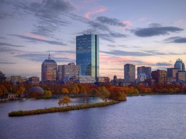 Cae la tarde en una día de otoño en el río Charles, en Boston.