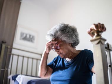Los expertos aclaran que la enfermedad de Alzheimer no es parte del proceso normal de envejecimiento. Sin embargo, al envejecer aumentan las probabilidades de desarrollarla.