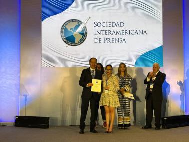 EL TIEMPO recibe premio de la SIP por innovación. El director de EL TIEMPO, Andrés Mompotes, recibe el galardón en Ciudad de México.