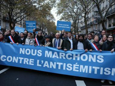 Pancarta en la que se lee "Marchamos contra el antisemitismo" en París.