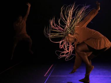 Durante la edición 6 de la Bienal Internacional de Danza de Cali se presentó la Compañía Pacific Dance de Tumaco con la obra La Otredad, una apuesta artística disruptiva que da cuenta de las formas de racismo presentes en la modernidad, la cual se materializa en 4 cuadros que dialogan entorno a racismo estructural, esencialismo, endorracismo y colorismo.