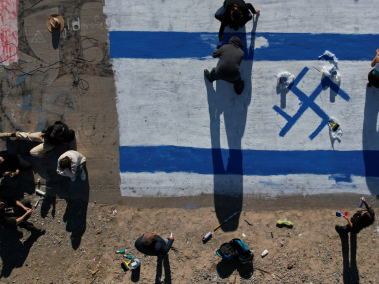 Una docena de artistas y activistas de varios colectivos realizaron una protesta en un mural en la fronteriza Ciudad Juárez.