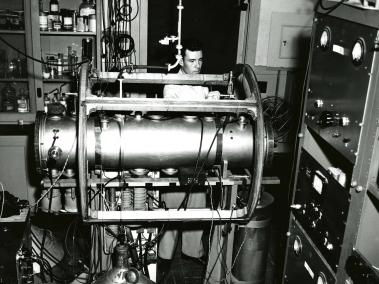 NYT: Un reloj atómico utiliza átomos de cesio. El primero, en Colorado, en 1954.