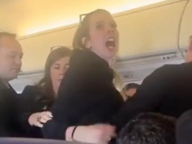 La mujer pidió ayuda durante un vuelo, gritando que estaba siendo víctima de trata de personas.