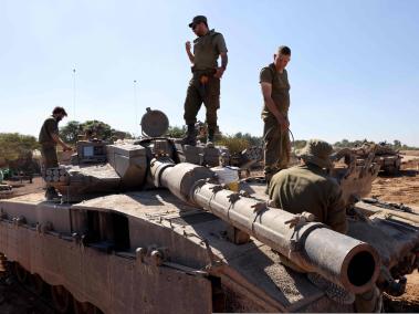 Soldados israelíes sobre su tanque situado cerca de la frontera de Israel con la Franja de Gaza.