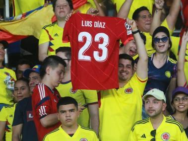 Los hinchas le dan un mensaje de apoyo a Luis Díaz.