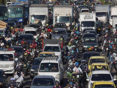Cientos de motociclistas hacen uso de la malla vial de la ciudad hoy 17 de noviembre del 2023 en la avenida de las Américas con 60 . Bogotá 17 de noviembre del 2023.  FOTO @mauriciomorenofot  MAURICIO MORENO EL TIEMPO CEET