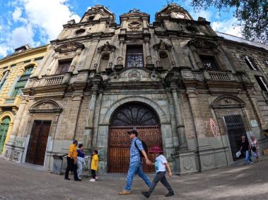 El claustro San Ignacio, un edificio de 220 años, tiene una nueva vida gracias una renovación hecha por parte de Comfama, que mantuvo la esencia de este espacio patrimonial que ha marcado grandes eventos de la historia de Medellín.