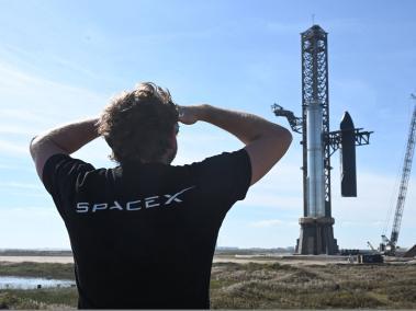 El enorme cohete Starship de SpaceX se desacopla del propulsor mientras se encuentra en la plataforma de lanzamiento de la Starbase en Boca Chica, Texas.