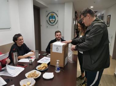 La embajada de Argentina en Bogotá recibe a sus compatriotas para votar por su próximo presidente.