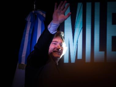 El presidente electo de Argentina, Javier Milei, saluda a los cientos de simpatizantes.