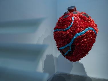 NYT: La escultura "Mi corazón latiente" del artista Pepón Osorio.