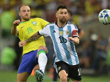Lionel Messi disputa en balón con Carlos Augusto, de Brasil, en el clásico suramericano.