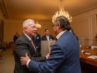 Álvaro Uribe y Gustavo Petro, en reunión sobre la reforma de la salud.