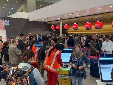 Caos en el aeropuerto El Dorado por retrasos y cancelaciones de vuelos