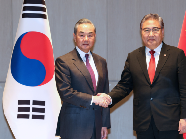 El ministro de Asuntos Exteriores, Park Jin (R), y el ministro de Asuntos Exteriores chino, Wang Yi, se estrechan la mano