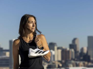 NYT: Ashley Mateo estableció un récord personal de maratón cuando usó un par de tenis Evo 1 de Adidas.