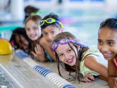 El deporte de la natación puede ser una buena opción de actividades para que los niños realicen en vacaciones.