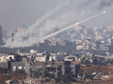 Lanzamiento de un cohete desde el interior de Gaza hacia Israel.