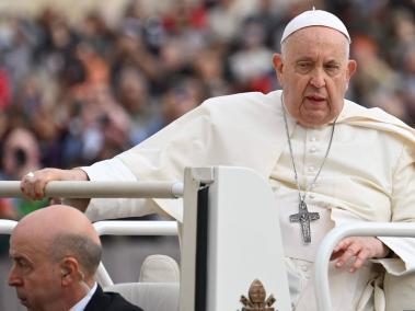 El Papa Francisco asiste a su audiencia general semanal en la plaza de San Pedro del Vaticano.
