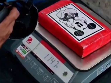 Cocaína empacada en paquete con imagen de Mickey Mouse.