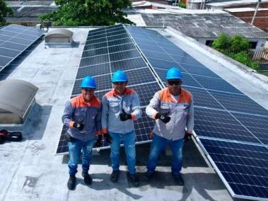 A buen ritmo avanza en la instalación de paneles solares en las cubiertas de 100 edificios públicos de la ciudad,