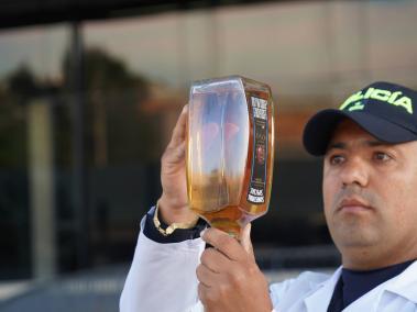 La Policía de Bogotá ofrece resultados operativos en el marco del Plan Navidad Siempre Presentes, Más de 5.000 botellas de licor adulterado salen de circulación en la capital del país, por ser ilegales. Bogotá 4 de diciembre del 2023. FOTO MAURICIO MORENO EL TIEMPO CEET