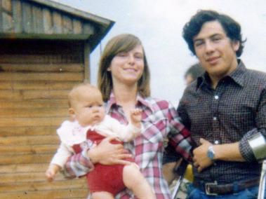 Claudia Poblete Hlaczik junto a sus padres en 1978.