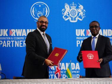 El ministro británico del Interior, James Cleverly (izq.), y el ministro ruandés de Asuntos Exteriores, Vincent Biruta, tras firmar un nuevo tratado sobre migrantes irregulares.