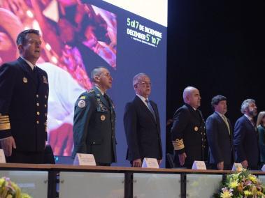 Iván Velásquez, ministro de Defensa, acompañado de la cúpula de la fuerza pública en Expodefensa.