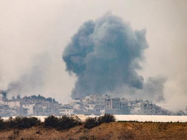 Nube de humo tras un bombardeo israelí en medio de los continuos combates entre Israel y el grupo militante Hamás.