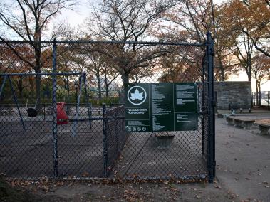 NYT: El parque infantil Ten Mile River en Harlem alguna vez incluyó monos de hierro con grilletes que adornaban un baño público.