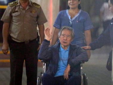 Fotografía de archivo fechada el 4 de enero de 2018 que muestra al expresidente peruano Alberto Fujimori (c) a su salida de la clínica Centenario de Lima (Perú).