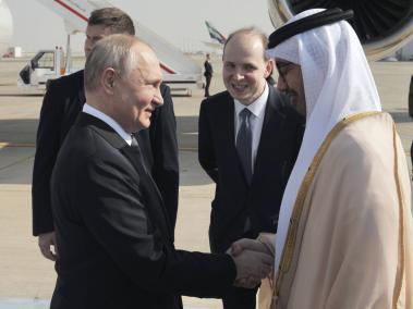 El Presidente ruso, Vladimir Putin, fue recibido por el ministro de Asuntos Exteriores de los Emiratos Árabes Unidos.