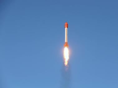 Foto sin fecha facilitada por el Ministerio de Defensa iraní el 6 de diciembre de 2023 y descrita como el lanzamiento de un cohete que transporta una cápsula llamada "Salman" con animales a bordo a una órbita terrestre desde un lugar no revelado de Irán.