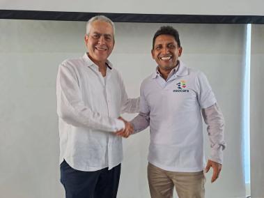 Ramón Leal Leal (izq) actual director de Asocars y Yesid González (der) nuevo director electo.