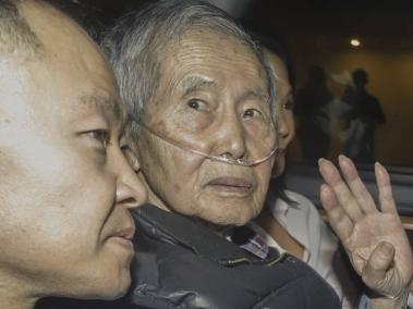 Alberto Fujimori a su salida de la prisión de Barbadillo, en compañía de sus dos hijos.