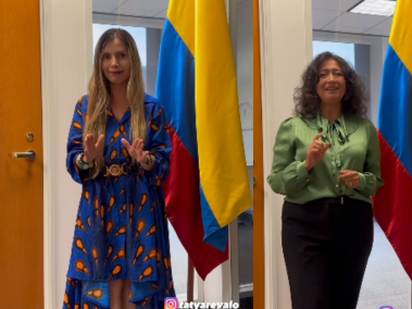 La influencier Taty Arevalo y la Cónsul Sonia Pereria comparten el trámite para agendar citas en el consulado.