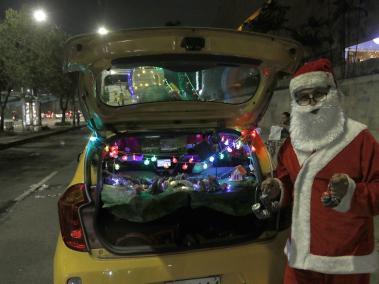 Uriel Zuluaga, el taxista que se viste de Papá Noel para alegrar los trayectos en Medellín
