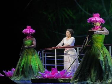 La obra es un montaje de la Metropolitan Opera de Nueva York , con  Ailyn Pérez (c), soprano estadounidense de raíces mexicanas.
