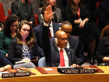Robert A. Wood, representante de EE. UU. en la ONU, vota en el Consejo de Seguridad.