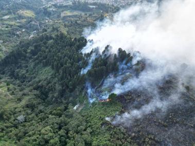 Incendio forestal en el corregimiento de Santa Elena en Medellín.