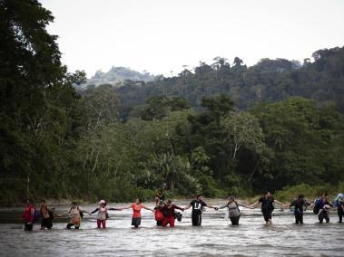 Migrantes atraviesan el río Turquesa, en la selva panameña, llamado “el río de la muerte”, por los cadáveres que se ven flotar en sus aguas.