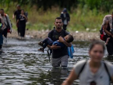Un migrante va con su bebé por la selva del Darién, cerca de Bajo Chiquito, primer puerto fronterizo con Panamá.